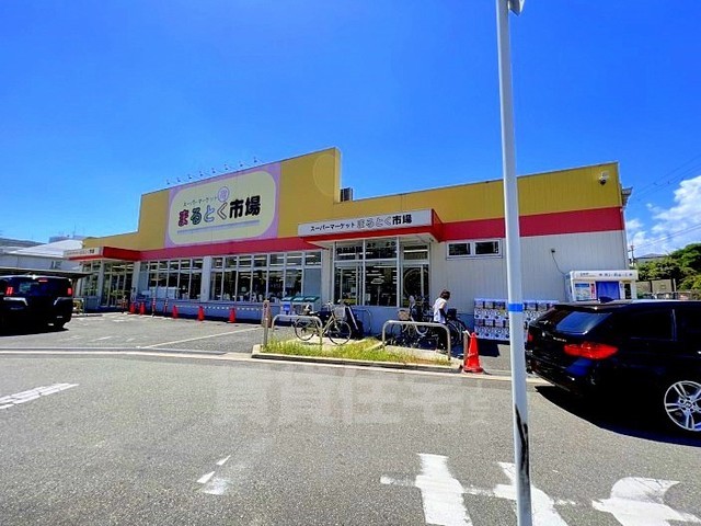 スーパー　イズミヤ　まるとく市場井高野店（スーパー）まで938m