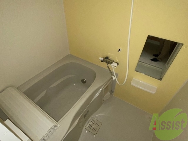 バス・シャワールーム　浴室はゆったりと浸かれるサイズ感になっています。