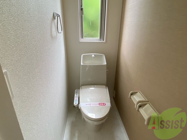 トイレ　温水洗浄便座なので快適に使用できそうですね。