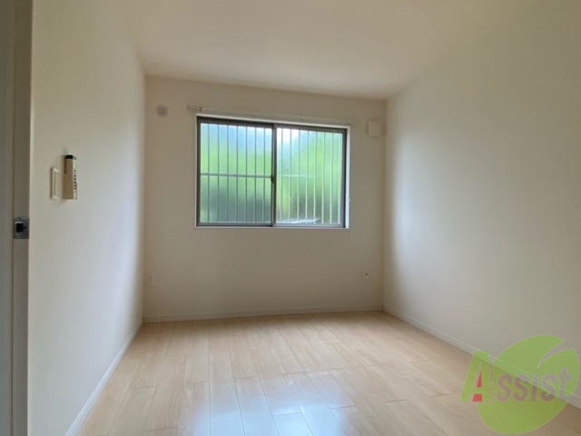 その他部屋・スペース　６．７帖の洋室を撮影しました。伸び伸び出来そうですね。