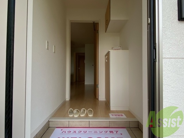 玄関　玄関から撮影しました。敷居が高くなくて安心ですね。