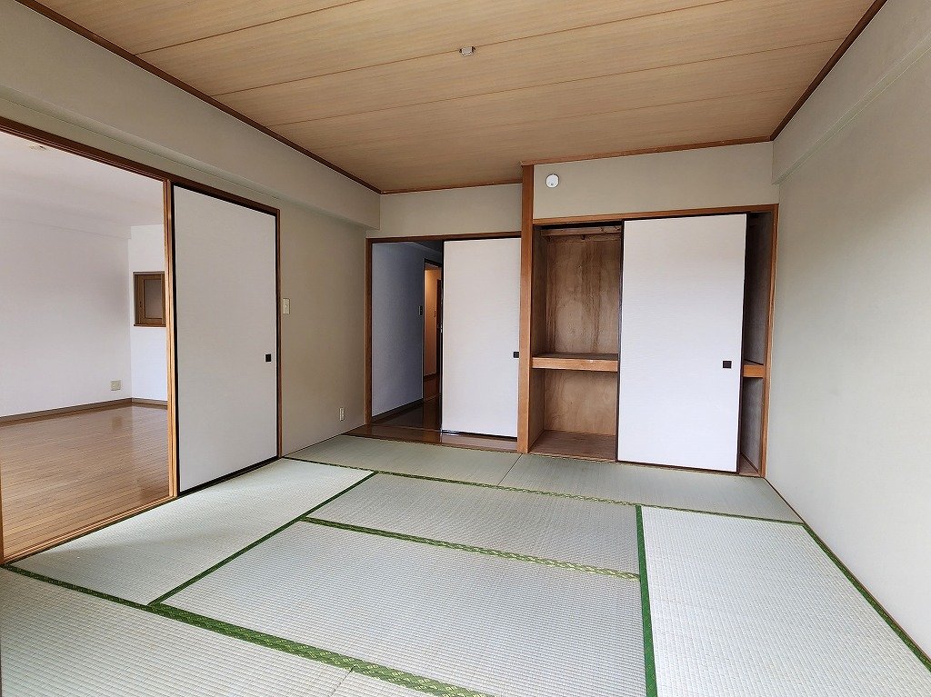 収納　和室収納　奥行きあります。８帖プラス少々板の間ございます。