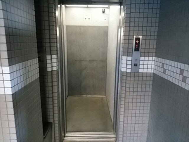 エントランス　エレベーター