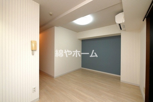 居室・リビング　落ち着いた色調の洋室です