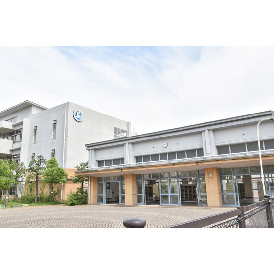 小学校　西宮市立総合教育センター付属西宮（小学校）まで569m