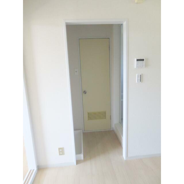 その他部屋・スペース　脱衣所兼洗濯機置場＠入口開口部～左が洗濯機置場、右が浴室、正