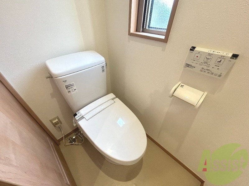 トイレ　トレイは嬉しい温水洗浄便座付きです。快適に過ごせそうですね。