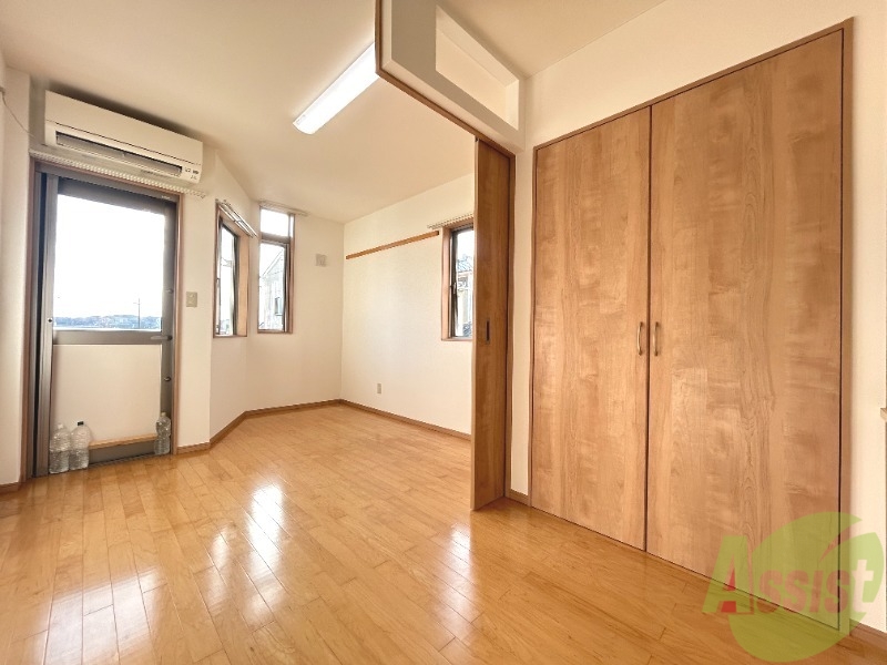 居室・リビング　こちら生活のメインとなる洋室になります。