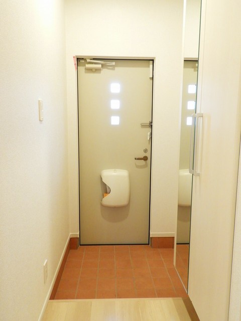玄関　同物件別号室の写真です。