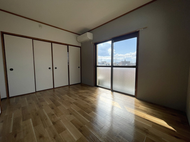 居室・リビング　洋室も南向きで明るいです♪