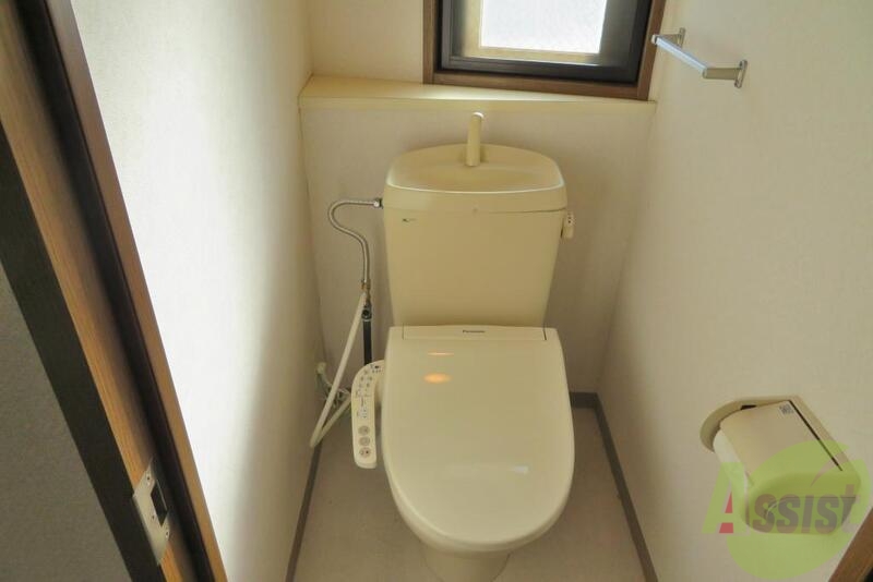 トイレ　トイレにはウォシュレットも完備、小窓もあると嬉しいですね