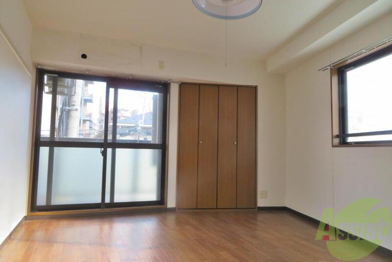 居室・リビング　南向き２面採光で陽当たりのいいお部屋ですね