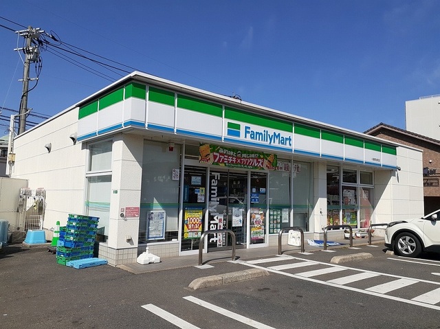 コンビニ　ファミリーマート（コンビニ）まで600m