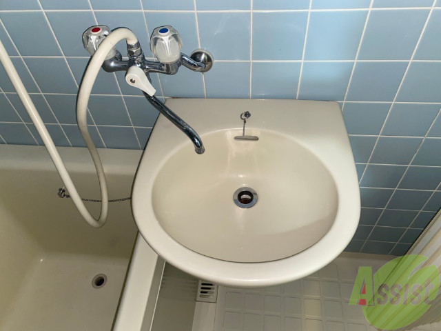 洗面設備　洗面台はこちらです、浴室の中に設置されております。