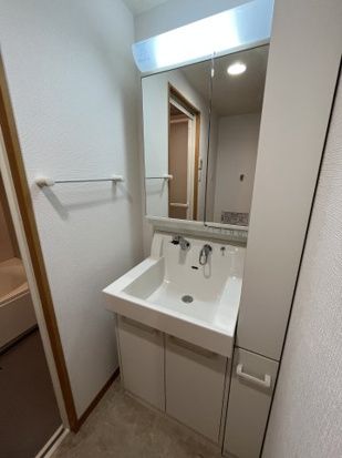 洗面設備　明るい洗面所です