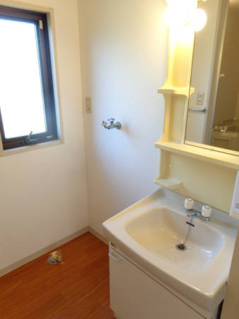 洗面設備　ゆったりとスペースのある洗面所