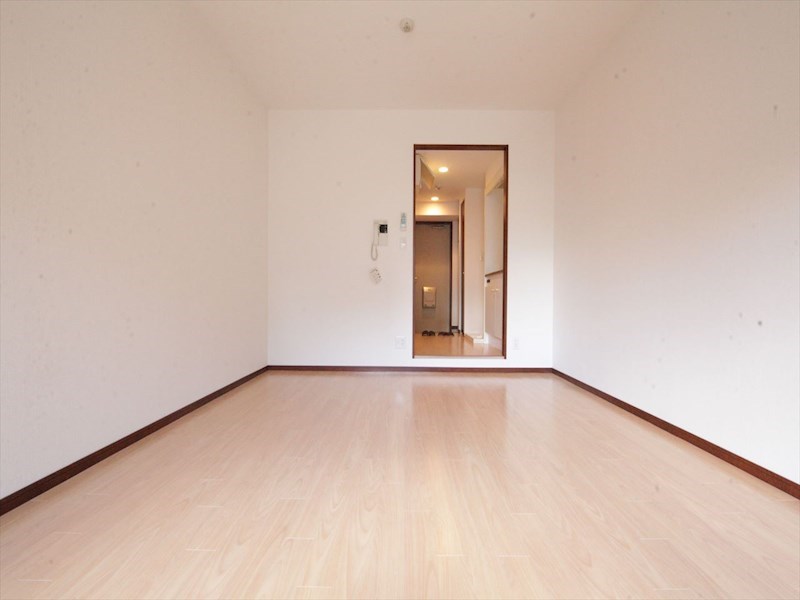 居室・リビング　洋室8.3帖　エアコン付　収納充実　バルコニー