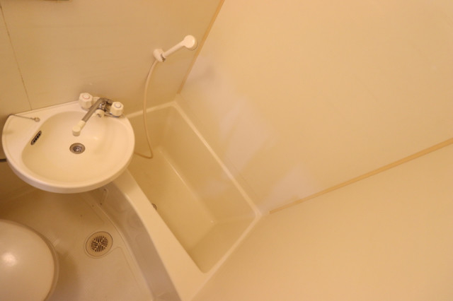 バス・シャワールーム　清潔感のある白いお風呂、鏡が便利です。