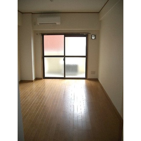 居室・リビング　明るい洋室にはエアコンが付いています