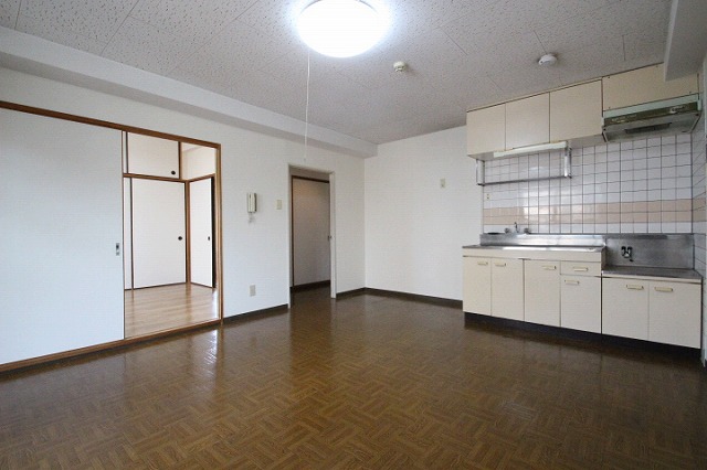 居室・リビング　同物件別室です。