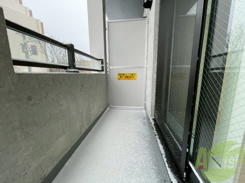 バルコニー　バルコニーは幅があり、広い印象を受けました。