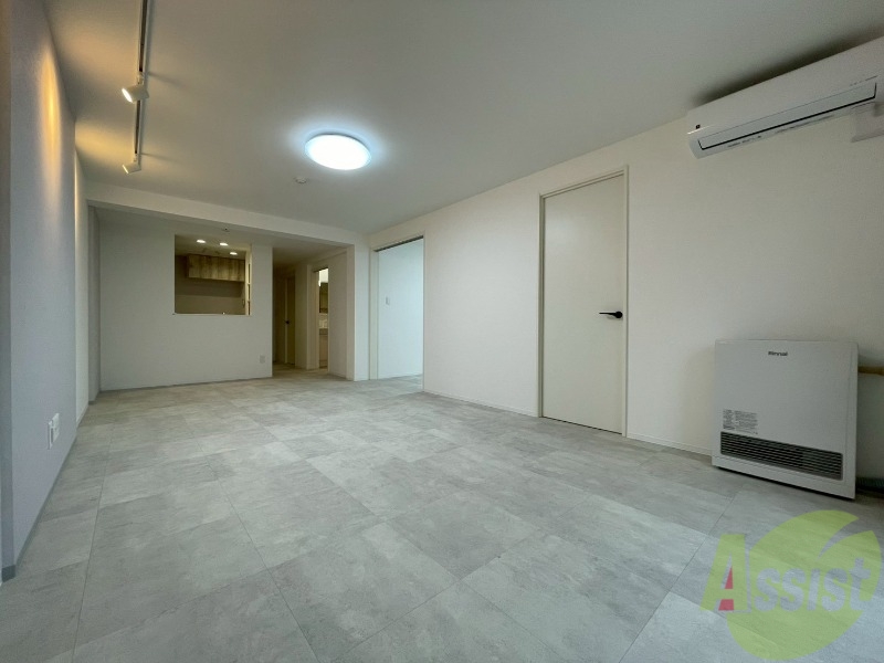 居室・リビング　リビングです。窓が大きくて明るいですね！