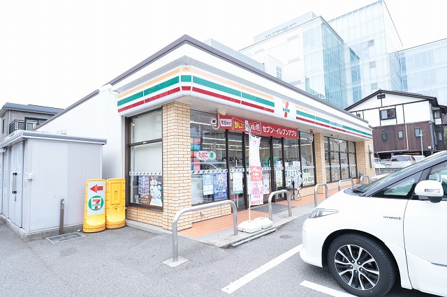 コンビニ　セブンイレブン（コンビニ）まで651m