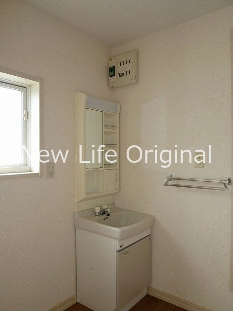 洗面設備　朝の忙しい時間に便利な独立洗面台。