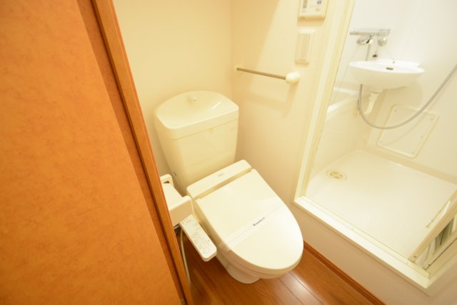 トイレ　温水洗浄便座機能付きトイレ
