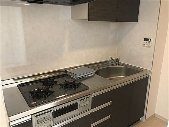 キッチン　写真は同マンションの別の部屋の場合があります。