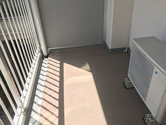 バルコニー　写真は同マンションの別の部屋の場合があります。