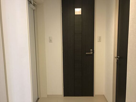 玄関　※別部屋の参考写真です。