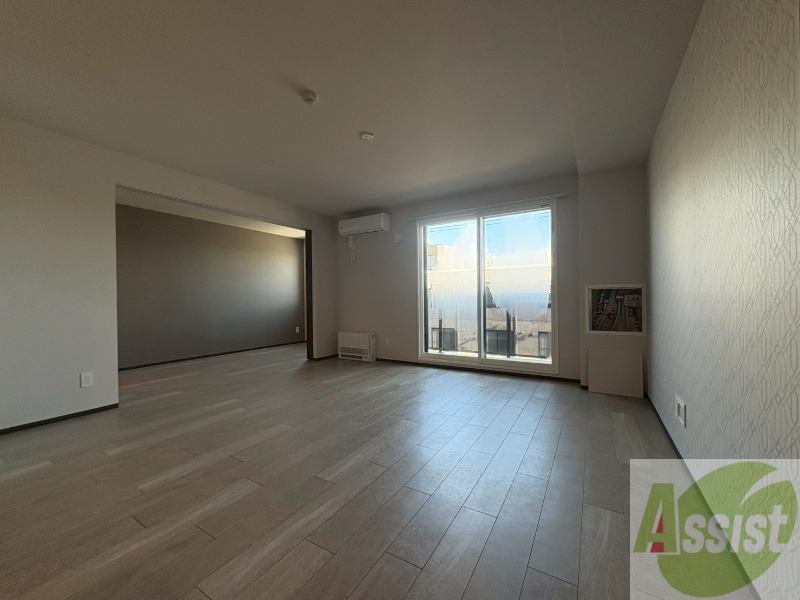 居室・リビング　木目のフローリングは落ち着きのある印象のお部屋になりますね。