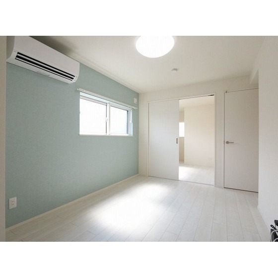 玄関　同型タイプ、別物件の写真。