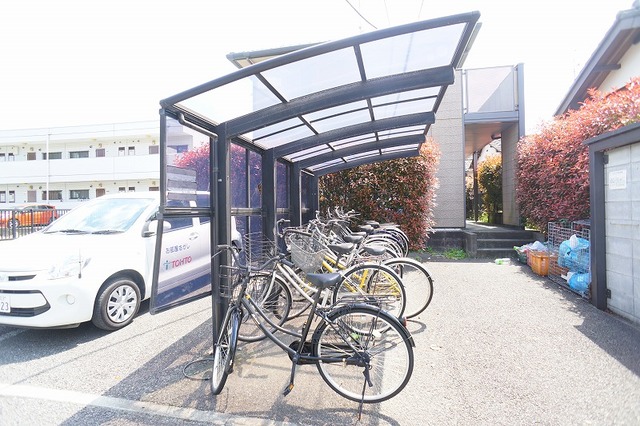 その他共有部分　屋根付き駐輪場あります☆