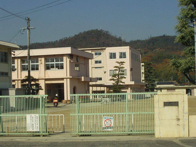 小学校　浅口市立金光小学校（小学校）まで448m