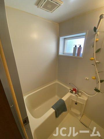 バス・シャワールーム　窓があるお風呂♪※家具は付属しません