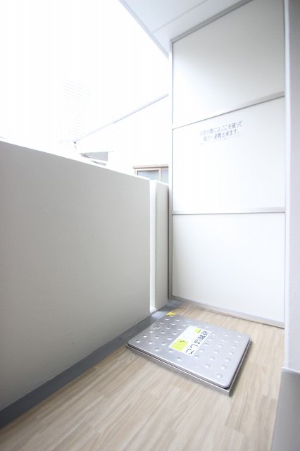 バルコニー　同物件別号室の写真です。