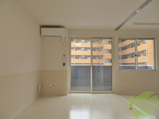 居室・リビング　１１．７帖の洋室です。広々として、きれいですね。