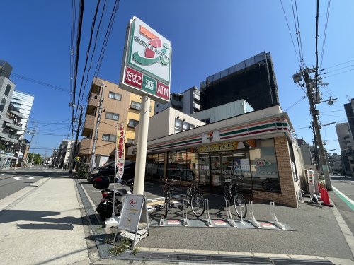 コンビニ　セブンイレブン（コンビニ）まで310m