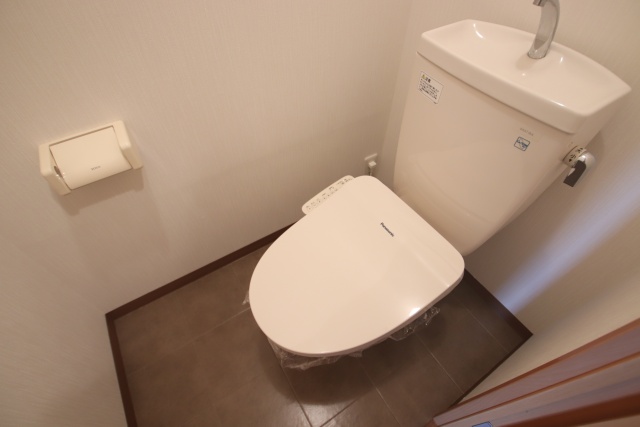 トイレ　※別室の参考写真の為、現況優先です。