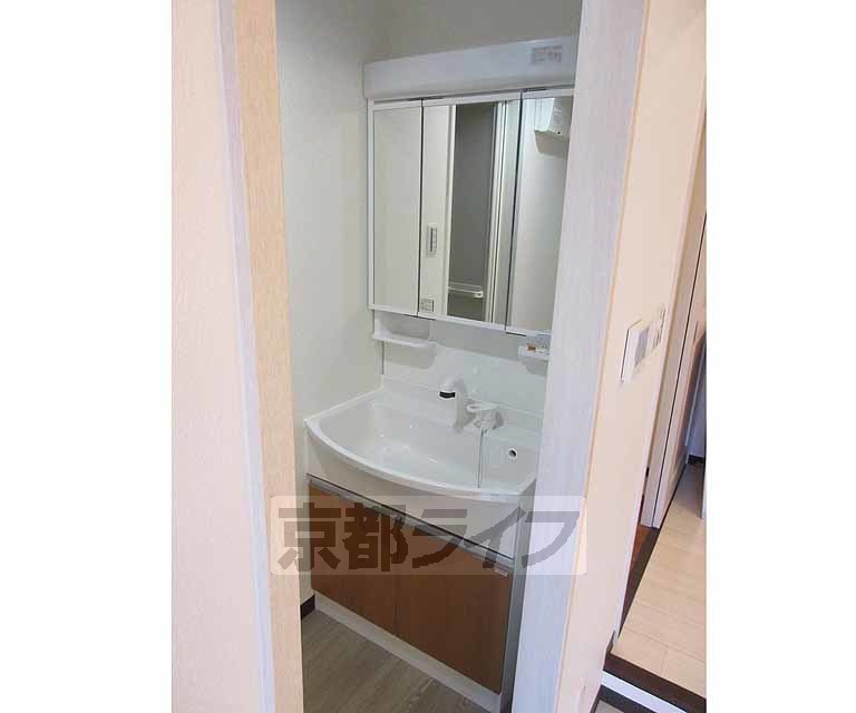 洗面設備　独立洗面台で朝の準備もささっと出来ますね