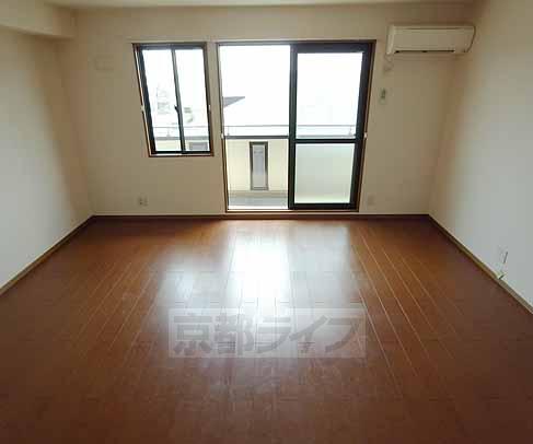 居室・リビング　物の置きやすい正方形リビング