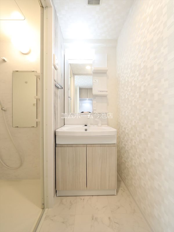 洗面設備　脱衣所　独立洗面台（シャンプードレッサー付）