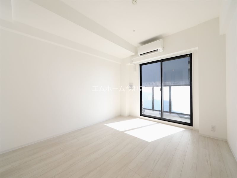 バルコニー　洋室8.0帖　エアコン付　バルコニーに面しています