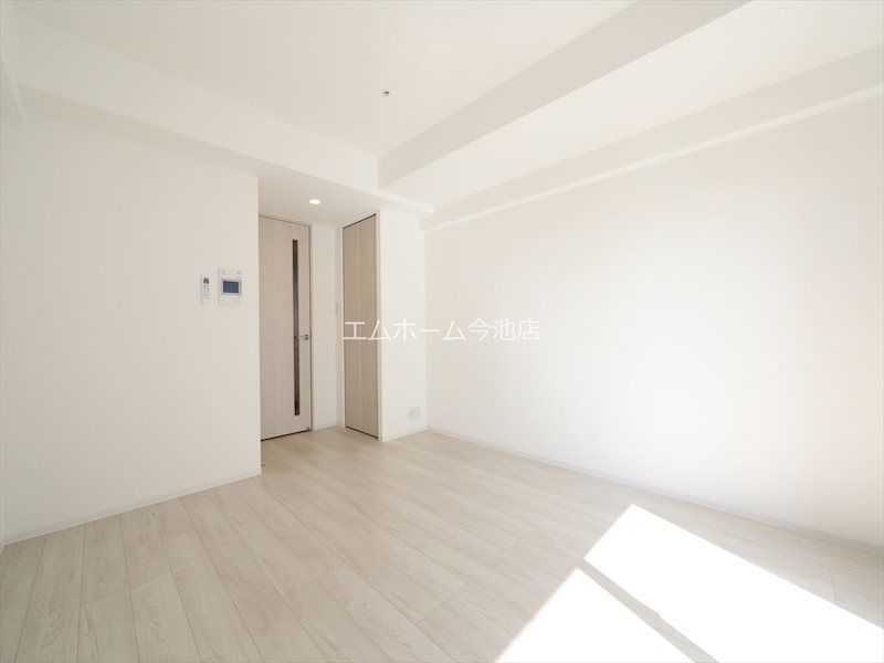 居室・リビング　洋室8.0帖　エアコン付　バルコニーに面しています