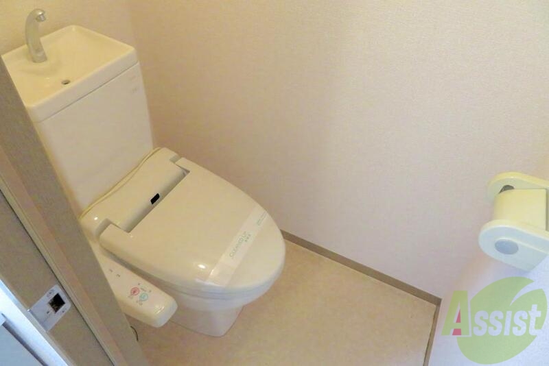 トイレ　温水便座機能付きも嬉しいですね。