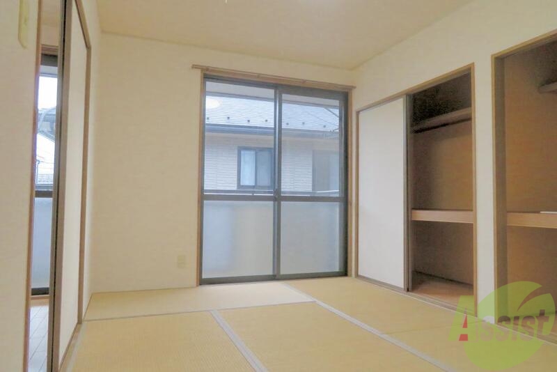 その他部屋・スペース　寝室に大きな窓がついており、光がたくさん差し込みます。