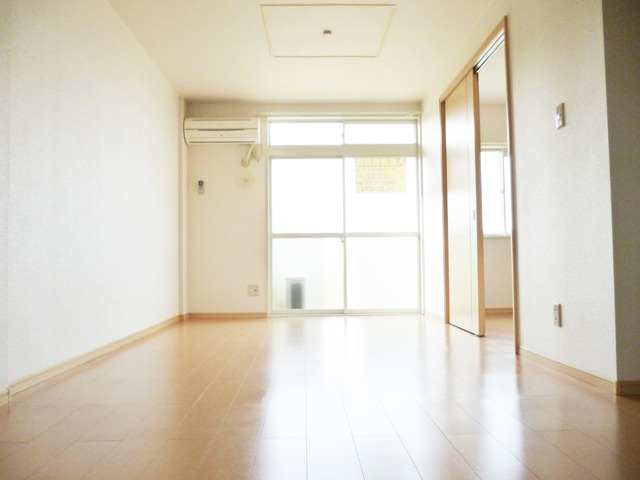 居室・リビング　１３．３帖の広々リビング☆