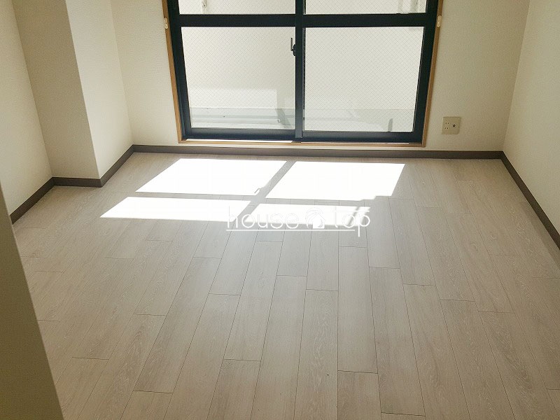 居室・リビング　白を基調とした明るいフローリングですよ♪